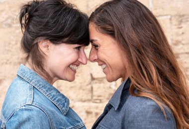 Lezbiyen bir çiftin eşcinsellik kavramının göz göze geldiği yakın plan.