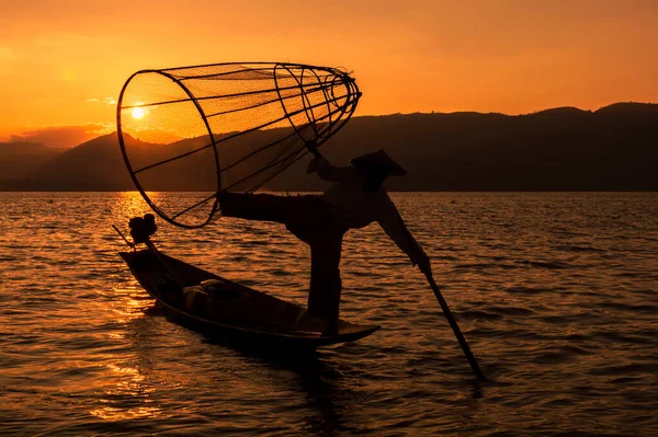 Силуэт Традиционного Бирманского Рыбака Озере Инле Закате Мьянме — стоковое фото