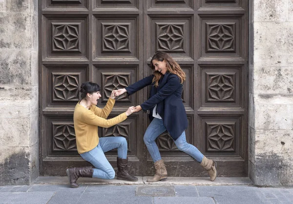 Ett Latinamerikanskt Lesbiskt Par Som Dansar Gatan Och Roar Sig — Stockfoto