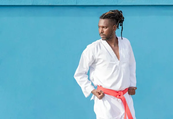 Ung Afrikansk Amerikansk Man Utbildning Taekwondo Utomhus Blå Bakgrund — Stockfoto