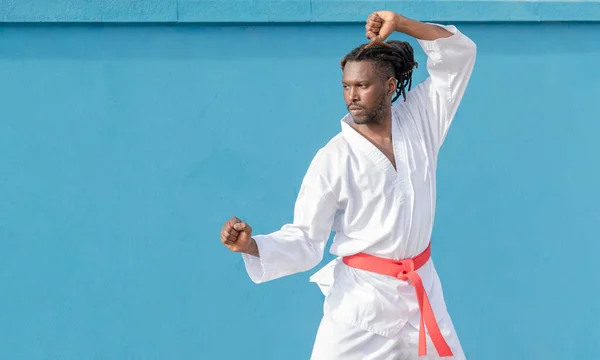 Ung Afrikansk Amerikansk Man Utbildning Taekwondo Utomhus Blå Bakgrund — Stockfoto