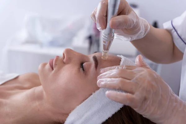 Nahaufnahme Des Kosmetologen Kosmetikerin Anwendung Gesichtsdermapen Behandlung Auf Das Gesicht — Stockfoto