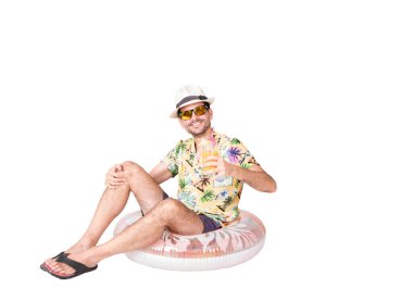 Plaj gömlekli, güneş gözlüklü ve şapkalı gülümseyen genç bir turistin portresi şişme şamandıranın üzerinde oturmuş kameraya bakıyordu..