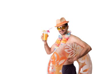 Çiçekli kolyesi, güneş gözlüğü ve şapkası olan gülümseyen genç bir turist şişme şamandırayı ve yaz koktaelini tutuyor.