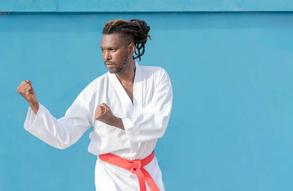Ung Afrikansk Amerikansk Man Utbildning Taekwondo Utomhus Blå Bakgrund — Stockfoto