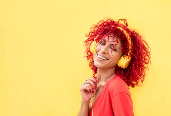 Portrait Beautiful Smiling Latina Woman Red Afro Hair Wearing Yellow — Stockfoto