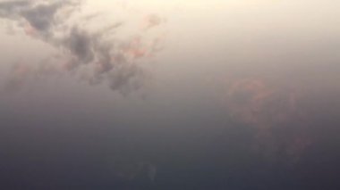 Gün batımı göl sakinleştirici görüntü dronu
