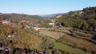 Ağaçlarda ve eski köyde günbatımı renkleri