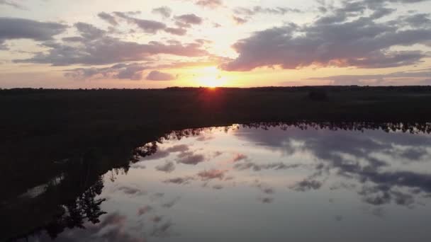 Vliegen door moeras zonsondergang uitzicht — Stockvideo