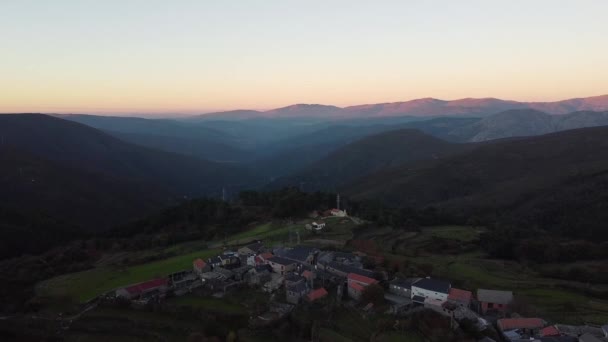 Überfliegen des alten Dorfes bei Sonnenuntergang — Stockvideo