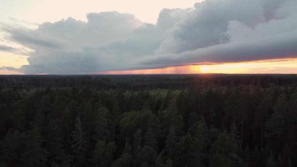 Pôr do sol tempestade nuvens grandes juntos — Vídeo de Stock