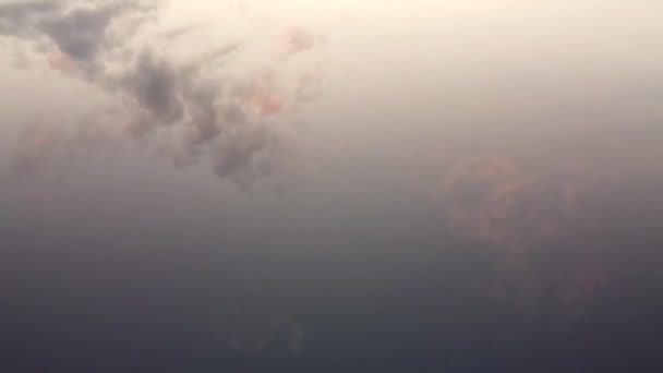 Zachód słońca jezioro uspokajający widok dron — Wideo stockowe