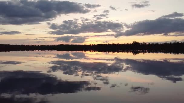 Puesta de sol sobre un lago drone video — Vídeos de Stock