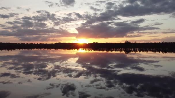 Reflectie zonsondergang avond drone video — Stockvideo