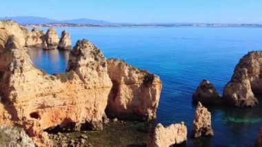 Muhteşem yamaçları olan Rocky Coast. Muhteşem kayalık sahil. Güzel su. 