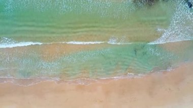 Turkuaz derin mavi okyanus dalgaları üzerinde üst manzara. Hava aracı dalgalar üzerinde çekim yapıyor.