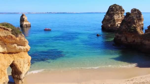 Barco dirigindo calmamente perto da costa. Fantástico Algarve, Lagos costa rochosa. — Vídeo de Stock