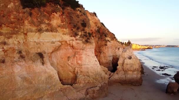 Drone powietrzny strzał nad złotym wybrzeżem Algarve patrząc na miasto. Głęboki ocean. — Wideo stockowe