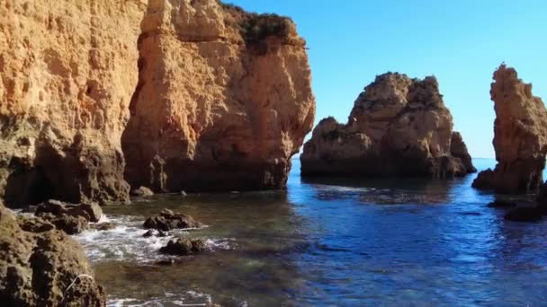 Vista de la orilla del acantilado. Océano Turquesa. Fantásticos acantilados rocosos dorados. Vacía. — Vídeos de Stock