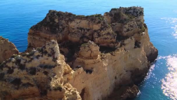 Calmando el video aéreo del dron sobre el océano azul profundo. Fantástica costa rocosa. — Vídeos de Stock