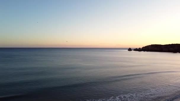 Günbatımı hava aracı gökyüzü. Dağ siluetinin üzerinde güneş batıyor. Boş sahil — Stok video