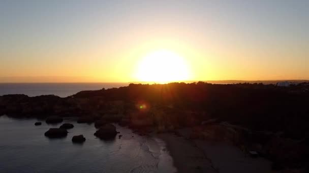 Cielo silhoutte puesta de sol. El sol se puso sobre la montaña con dron. Volando a través del atardecer. — Vídeos de Stock
