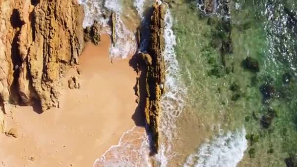 Vídeo aéreo lento olhando sobre as ondas azul-turquesa do oceano — Vídeo de Stock