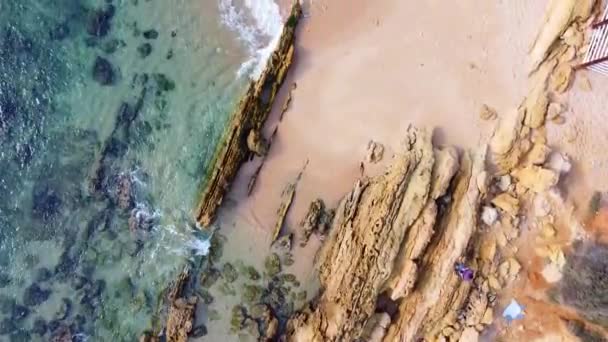 Ovanifrån över vackra tropiska stranden. Flygdrönare skott över lugnande vågor. — Stockvideo