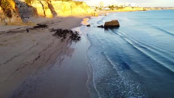 Flygdrönare sköt över gyllene Algarve kusten ser över vacker stad. — Stockvideo