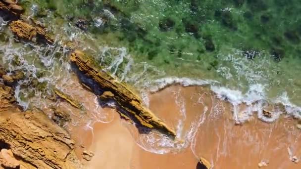 Blick von oben auf türkisfarbene, tiefblaue Meereswellen. Drohne aus der Luft abgeschossen — Stockvideo
