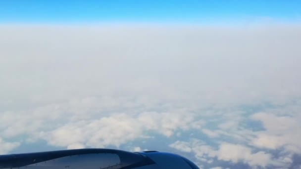 Langzaam mijn bestemming bereiken met het vliegtuig. Wolken die soepel passeren.. — Stockvideo