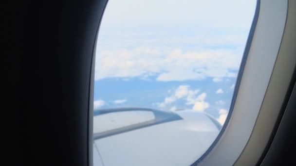 Hermosa vista desde el asiento del avión. Clima nublado con cielo azul.Imágenes desde arriba — Vídeo de stock