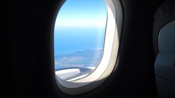 Mirando por la ventana mientras volaba con avión. Filmación desde arriba. Arriba. — Vídeo de stock