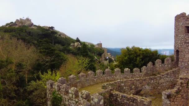 辛特拉公园里潮湿的城堡，古老的古城堡。在山顶上. — 图库视频影像