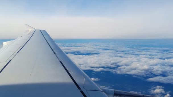 Nuvens passando devagar enquanto olha para fora do avião. Suavização de nuvens brancas — Vídeo de Stock