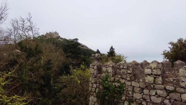 Sintra parkındaki Fas şatosu. Güzel taşlar ve tarihi kalıntılar. — Stok video