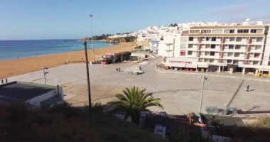 Boş şehir ve sahil üzerindeki hava manzarası. İnsan yok. Boş turizm bölgesi 