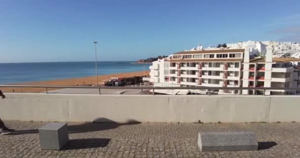 Een Europeaan die door een lege straat loopt. Toeristische regio Algarve, Portugal — Stockvideo