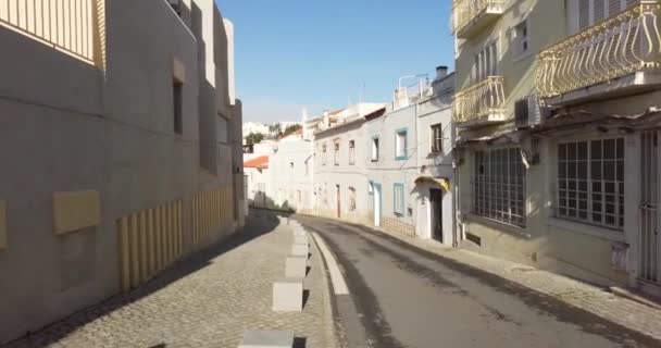 Algarve turizm merkezinin boş caddesi boyunca yürüyorum. Seyahat — Stok video