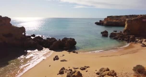 Algarve bölgesinin boş bir plajında sağdan sola bakıyor. Hedef — Stok video