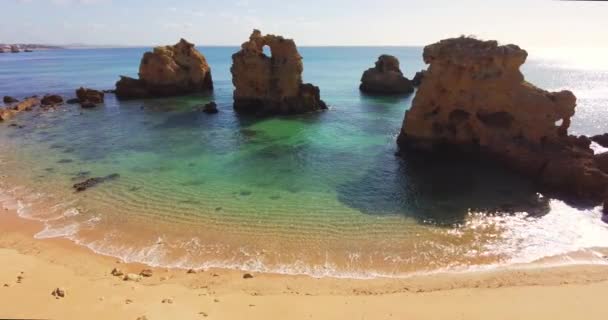 Ünlü Portekiz plajı, su dokusu, dalgalar yavaşça ve sakince kırılıyor.. — Stok video