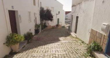 Boş bir Algarve caddesinde yürüyorum. İnsan yok, güneşli bir gün. Boş sokak