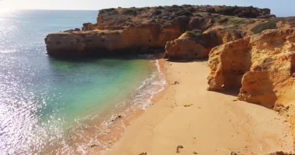 Koppla av på en tom havsstrand, gyllene sand, resa till paradiset havsstrand. — Stockvideo
