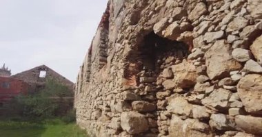 Terk edilmiş bir kaleden bakıyorum. Yalnız bırakılmış, insan yok, yıkım. Antik Çağlar Kalesi, Taşlar ve Kaleler konsepti. Seyahat güzergahı. Eski taş şatonun kalıntıları.. 