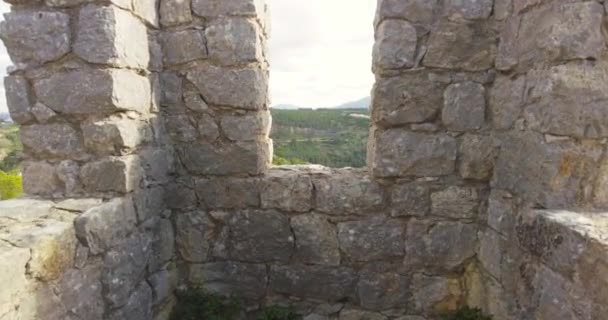 Приближающийся край средневековой башни замка, руины древнего каменного замка. — стоковое видео