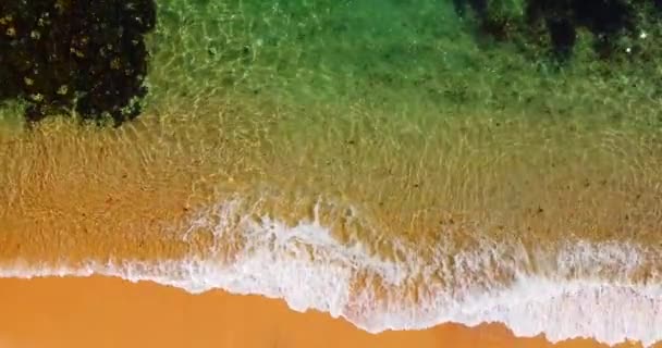 Blue green water waves surface, crystal clear background. Top down video, foamy waves, calm and relaxing. Reflection of the sunlight, tourism object, a view of water texture surface. — Stock Video