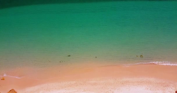 Pequena onda suave, água cristalina na praia de areia para abrir vídeo, espaço de texto, areia branca e dourada. Espaço de cópia o texto em segundo plano para uso comercial, introdução. Fotografia cinematográfica — Vídeo de Stock