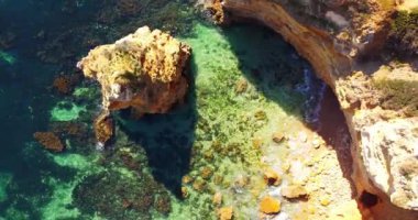 Deniz mavisi dalgaların videosu hala en tepede. Ticari kullanım için arkaplandaki metni kopyala, giriş. Metin uzayı. Güzel kristal berrak su, okyanusun dibi, Akdeniz 'de insan yok.