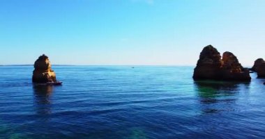 Tekne büyük kireçtaşı kayalıklarının yanında hareket ediyor. Turist teknesi turnede. Seyahat ve tatil konsepti. Mavi gökyüzü ile koyu mavi turkuaz okyanus. Suda yüzmek. Sakin dalgalar. Turist eğlencesi 
