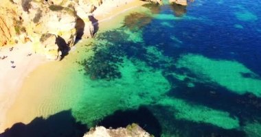 Sıcak ve tropikal plaj, şeffaf su manzarası, kristal berrak yeşil okyanus. Macera seyahati. Plaj geçmişi. Sinematik doğa manzarası. Ada plajı. Okyanus arka planı. Tropik